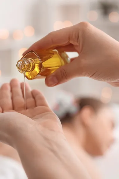 Öl wird in die Hand geträufelt und für die Ayurveda-Behandlung im Grand Hotel Binz verwendet.