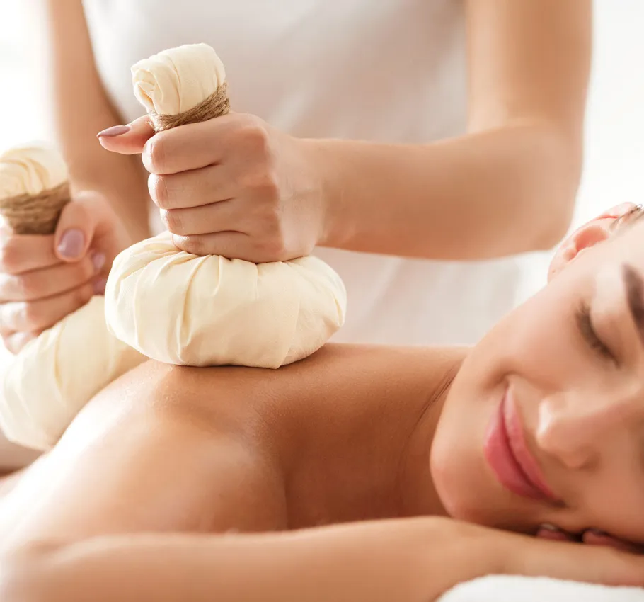 Eine Frau entspannt bei einer ayurvedischen Massage im Wellnessbereich des Grand Hotel Binz mit vielen Ayurveda-Angeboten.