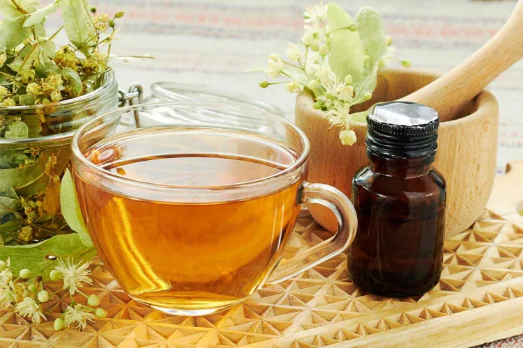 Entschlackender Tee, Öl und andere natürliche Heilmittel, die für eine Fasten-Kur im Grand Hotel Binz auf Rügen benötigt werden.