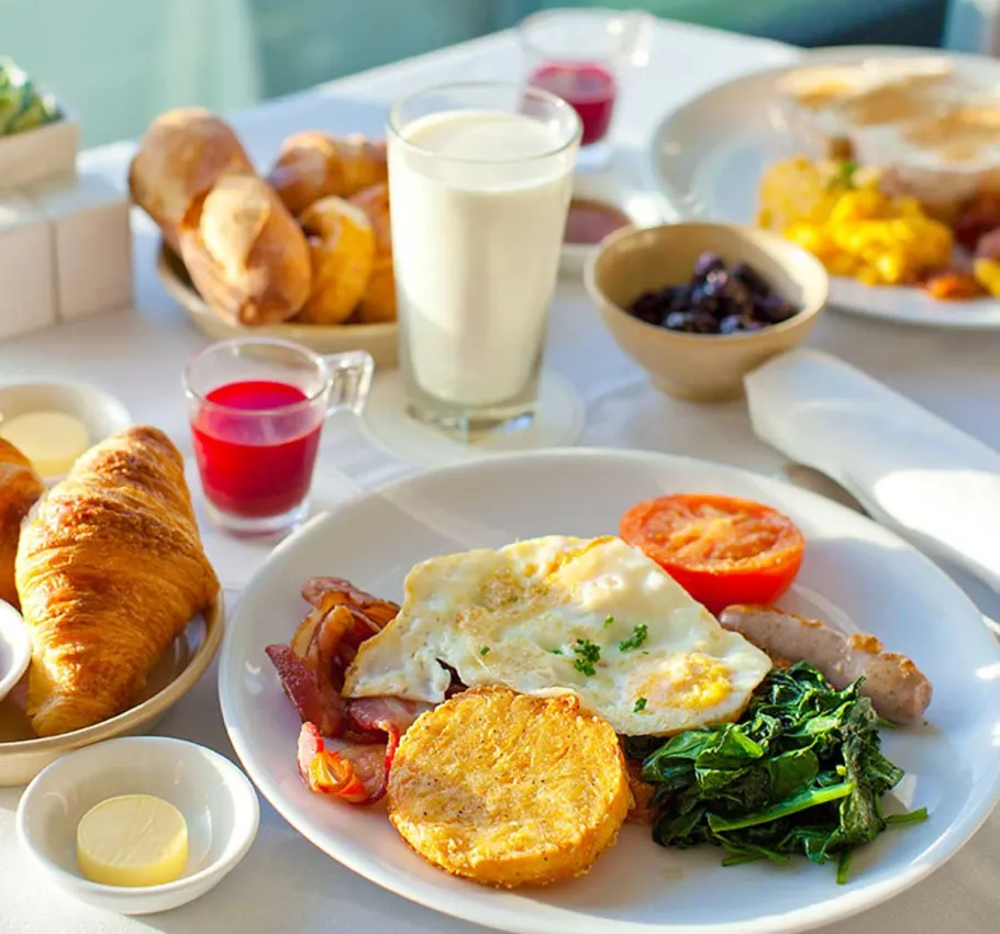 Gedeckter Tisch mit Leckereien vom reichhaltigen Frühstücksbuffet, Teil des Genussmomente-Angebots, im Grand Hotel Binz.
