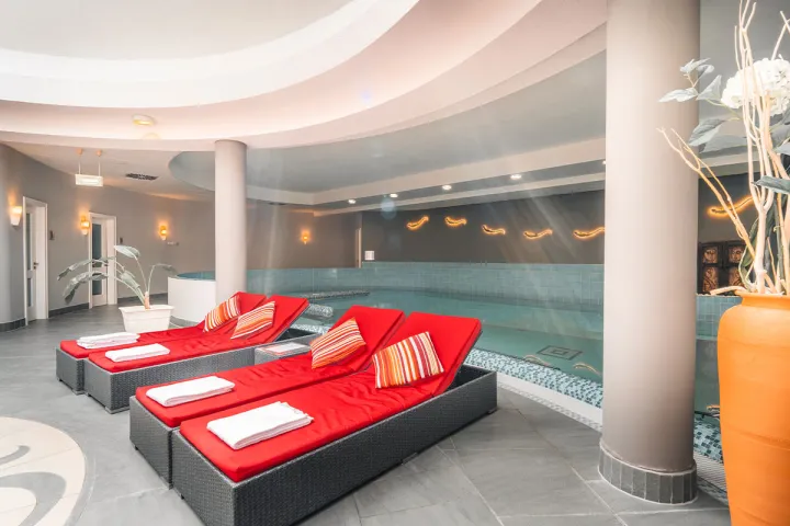 Pool & Saunalandschaft mit gemütlichen Liegen im Wellnessbereich des Grand Hotel Binz auf Rügen.