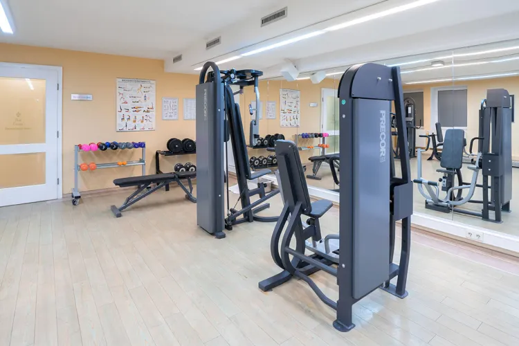 Overview of the fitness room at the Grand Hotel Binz with a variety of equipment ideal for an active vacation on Rügen.