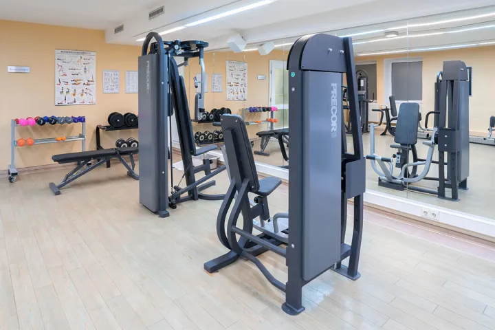Fitnessgeräte für gezieltes Krafttraining im Fitnessbereich des Grand Hotel Binz im Urlaub auf Rügen.