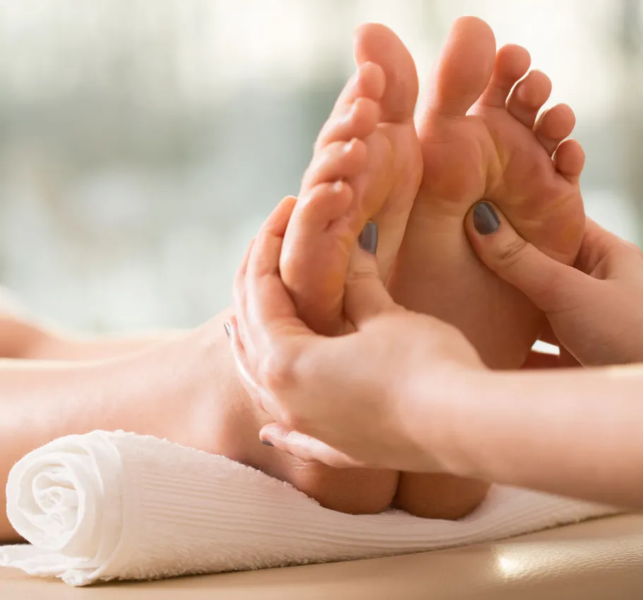 Nahaufnahme einer Fußmassage als Teil der Premium-Buchinger-Heilfasten-Kur im Wellnessurlaub im Grand Hotel Binz.