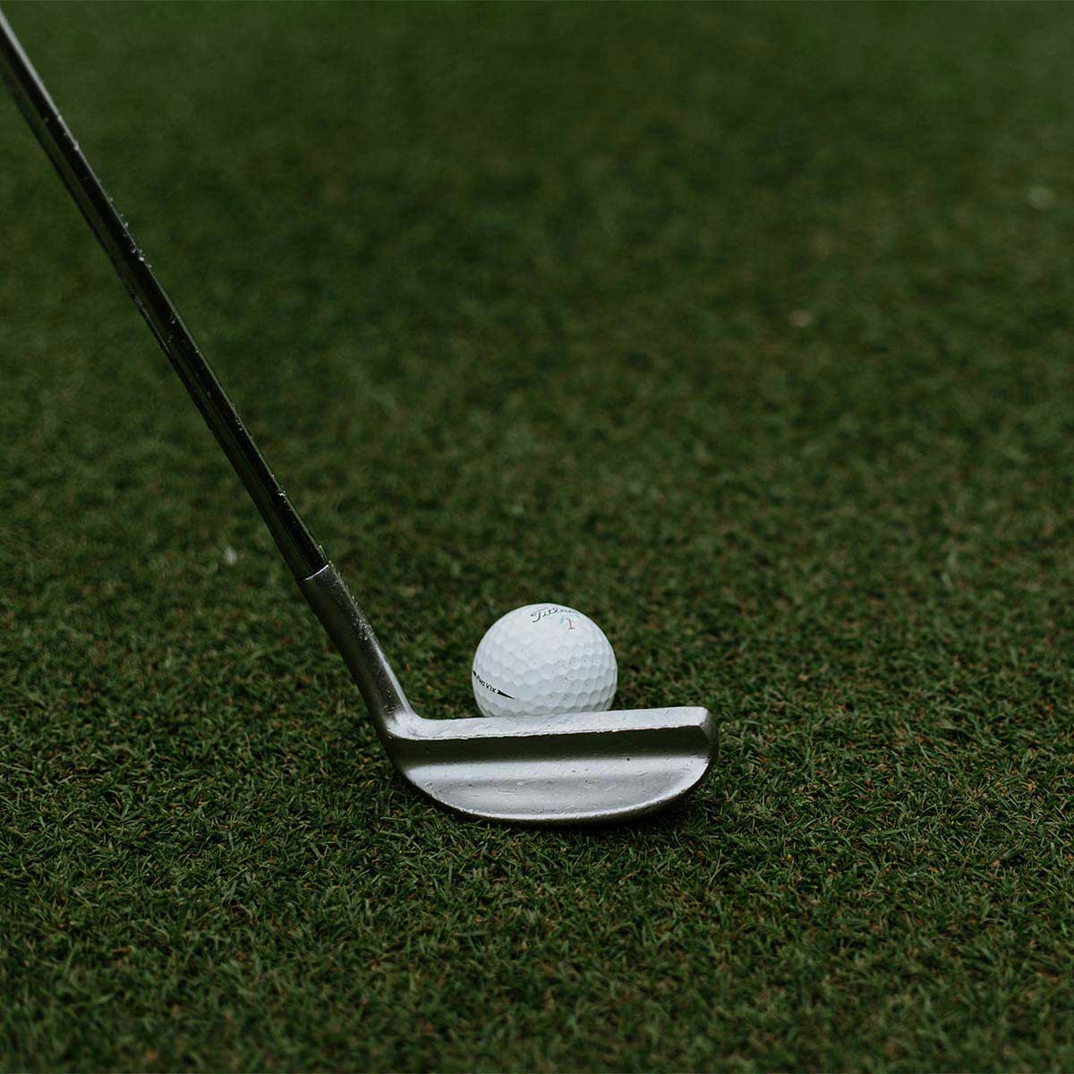 Golf clubs and golf ball ready for the tee-off with the golf and relaxation offer at the Grand Hotel Binz during your golf vacation on Rügen.