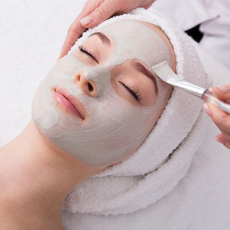 Umfassende Anti-Aging-Behandlung mit Reinigung, Peeling, Massage, Masken und Pflege für straffere Haut.