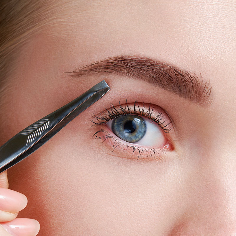 Ergänzende Schönheitsbehandlungen wie Augenbrauenkorrektur und Wimpernfärben für ein rundum gepflegtes Erscheinungsbild.