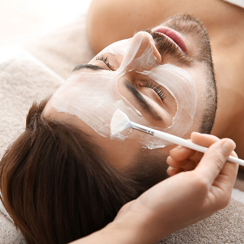 Belebende Männerbehandlung mit Reinigung, Peeling, Massage und Maske für gestresste und empfindliche Haut.