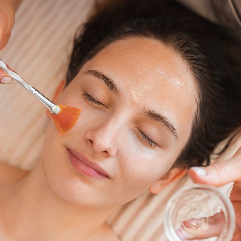 Behandlung mit Fruchtsäurepeeling, kühlender Maske und aufhellendem Serum für mehr Leuchtkraft und Hautbalance.