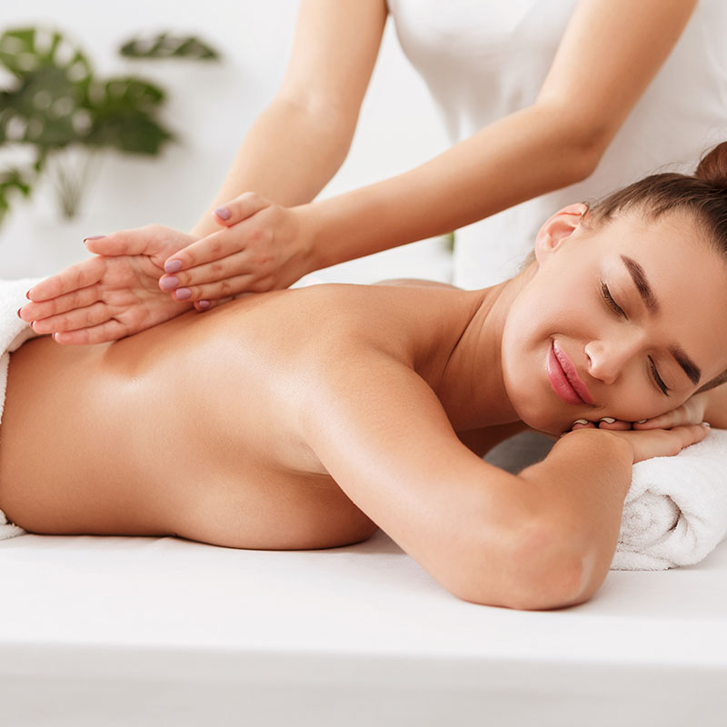 Klassische Massage des Rückens zur Lockerung der Muskulatur und Förderung von Entspannung und Wohlbefinden.