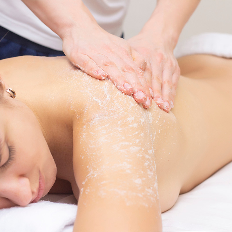 Körperpeeling im Spa des Grand Hotel Binz auf Rügen mit Meersalz und Pflegeöl